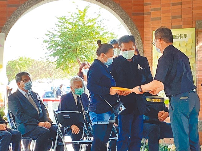 馬國女大生的雙親前年11月初飛來台灣，曾到長榮大學參加女兒的追思會，接過女兒來不及領取的畢業證書。（本報資料照片）