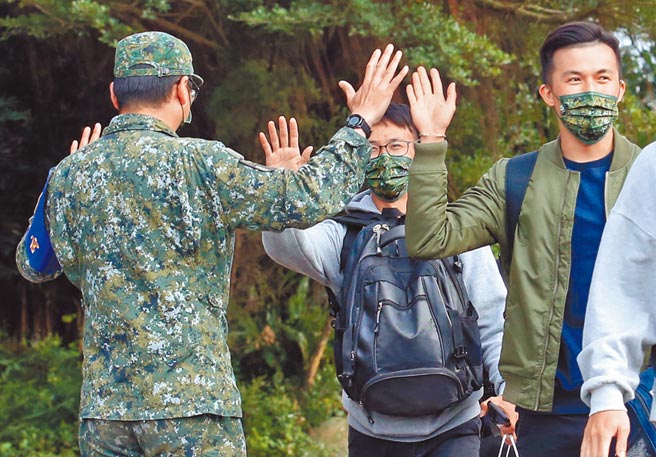 號稱史上最硬的陸軍第六軍團步兵第206旅「新制14天教育召集訓練」18日解召，召員離開營區前與幹部擊掌致意。（范揚光攝）