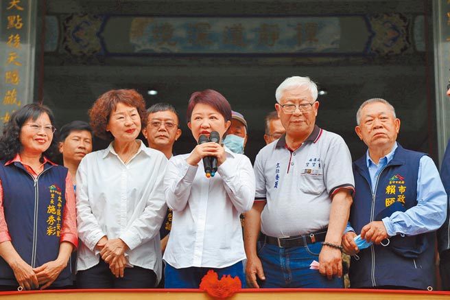 中市近日空污雾濛濛，卢秀燕（中）要求中央，要许诺保证等值拆除至少4部燃煤机组，台中空品才不会变坏。（陈淑芬摄）
