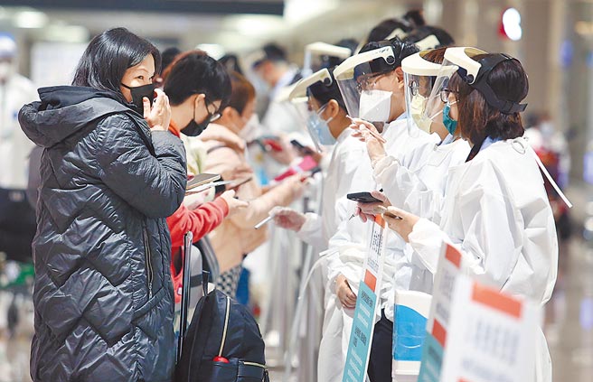 本周新增2例中重度以上個案，1名為50多歲男性自美國入境落地採檢確診，屬中度肺炎，另1名六旬男性本土個案則出現嚴重肺炎，目前仍住院治療中。圖為桃園機場防疫人員協助旅客上網登錄入境檢疫憑證。（范揚光攝）