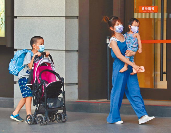 行政院性平委员近日提案由政府补助育婴留停家长保费，获8成以上民间委员支持，但苏揆并未裁示通过，只说请各部会再研议。（本报资料照片）