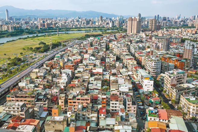 营造原物料价格飙升，爆出危老都更案大量停摆，台北巿未开工比例逾4成，新北巿更来到6成左右。（本报资料照片）