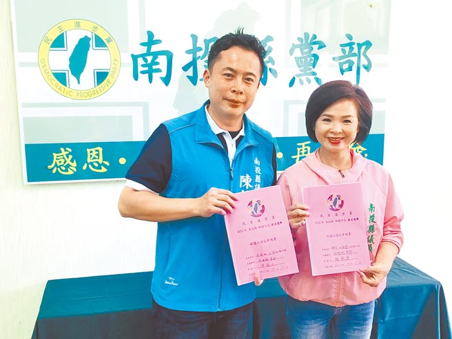 民进党籍南投县议员陈翰立（左）将参选名间乡长，赖燕雪（右）参选南投市长。（廖志晃摄）