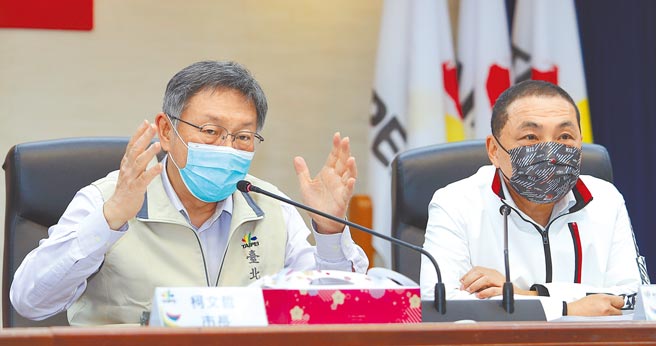 双北合作交流平台市长层级会议18日举行，台北市长柯文哲（左）与新北市长侯友宜（右）率领两市的市府团队列席。对于2024怎么配，柯微笑不语，侯则跳出来解围。（季志翔摄）