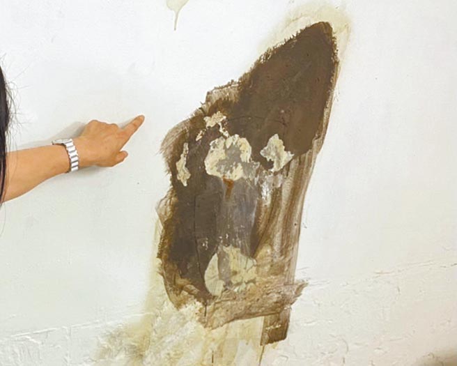 自广慈社宅开工以来，周遭民眾家中产生漏水、墙壁及地面龟裂状况。（许家蓓提供／杨亚璇台北传真）