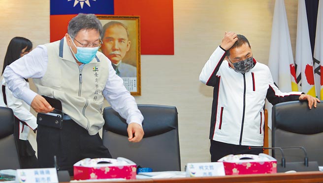 双北合作交流平臺111年度市长层级会议18日举行，台北市长柯文哲（左）与新北市长侯友宜（右）率领二市的市府团队列席。（季志翔摄）