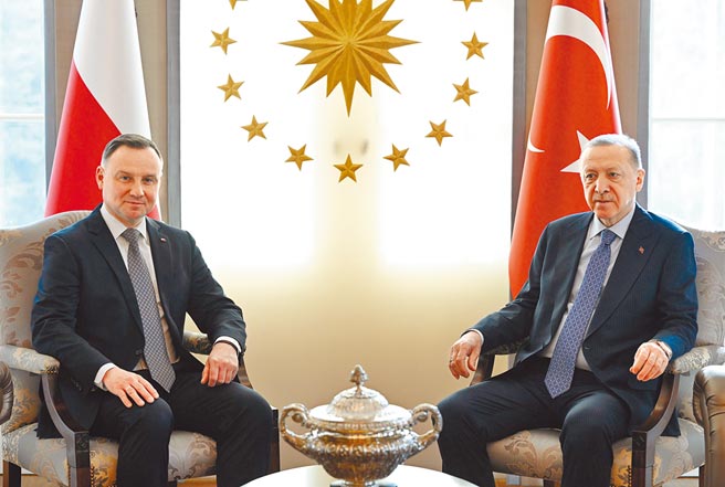 土耳其總統艾爾多安（右）近日積極為俄烏局勢穿梭斡旋。圖為艾爾多安17日與來訪的波蘭總統杜達（左）在安卡拉會談。（新華社）