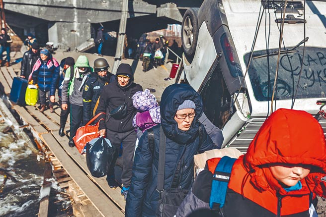 俄国入侵乌克兰以来，大陆的官方态度与民间舆论备受世界瞩目。图为3月11日，人们在乌克兰基辅的伊尔平通过人道主义通道撤离。（新华社）