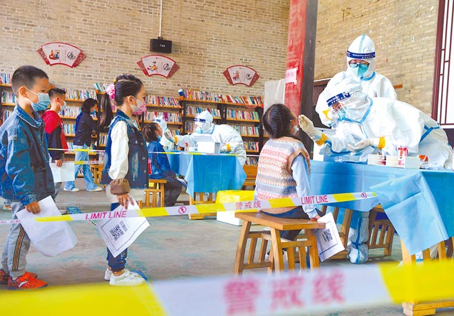 大陆本轮疫情趋于稳定，官方重申，仍以坚持动态清零为目标，各地方不能松懈防疫。图为福建省福州市一处小学在验核酸。（中新社）