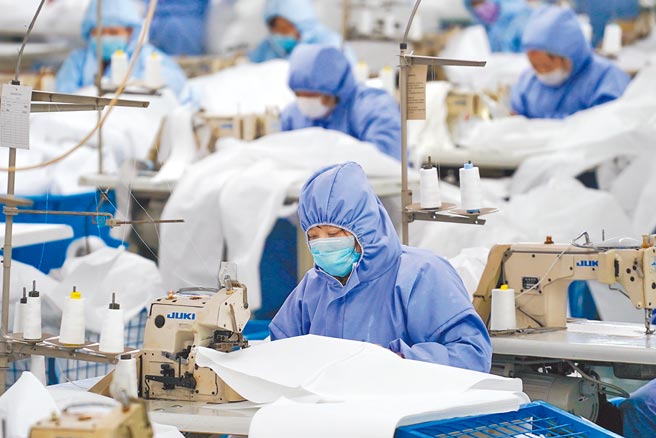 为减低小微企业负担，大陆18日发布小微企业减税方案。图为江苏省一家生产防护衣企业，正加紧赶工。（新华社）
