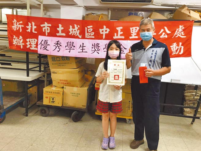 新北市土城區中正里長呂聰成感嘆現代人晚婚、不生成常態，多年前就加碼補貼里民結婚獎禮金、生育獎勵金、獎學金等。（蔡雯如攝）