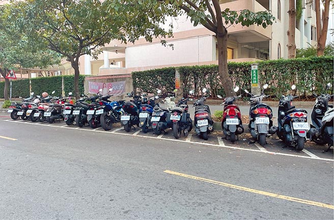路边机车停车格位改为斜角式画设，议员认为骑士取车时较方便，建议市府逐步修改。（交通局提供／林欣仪台中传真）