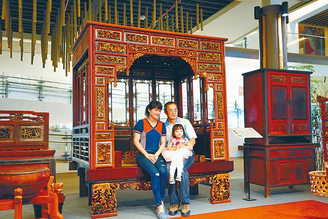 家具不仅是百姓居家生活重要器具，也是记录族群生活文化的体现，国立台湾工艺研究发展中心与南投县文化资产学会合办，即日起至5月20日止举办「旧情绵绵-台湾居家生活家具的故事」特展。（吴建辉摄）