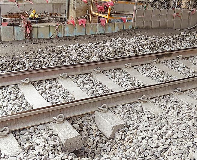 台南铁路地下化工程18日上午传出道碴沉陷约10公分。（铁道局南工处提供／曹婷婷台南传真）