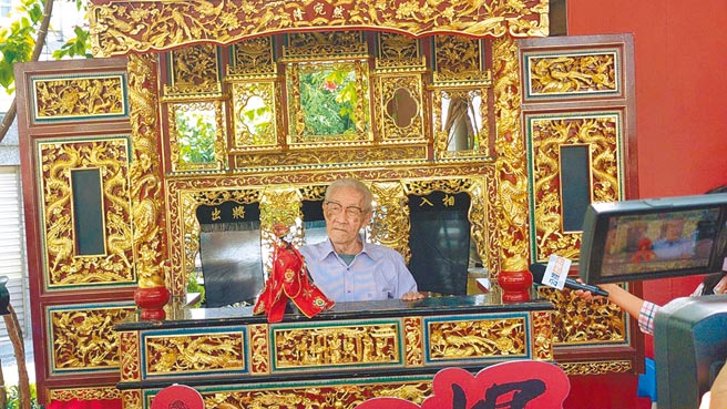 高龄90岁的布袋戏国宝大师陈锡煌在屏东戏曲故事馆开展。（谢佳潾摄）