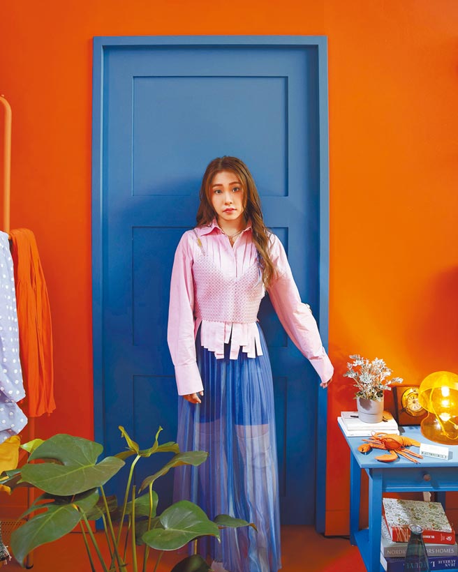 艾薇暌违1年推出新单曲〈乌云日记〉。（环球提供）