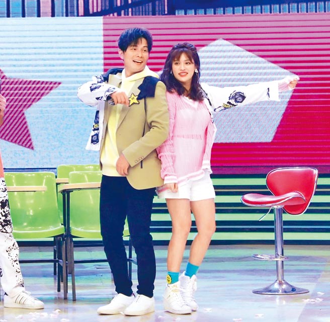 孙协志（左）与夏宇童（右）在节目中甜蜜共舞。（民视提供）