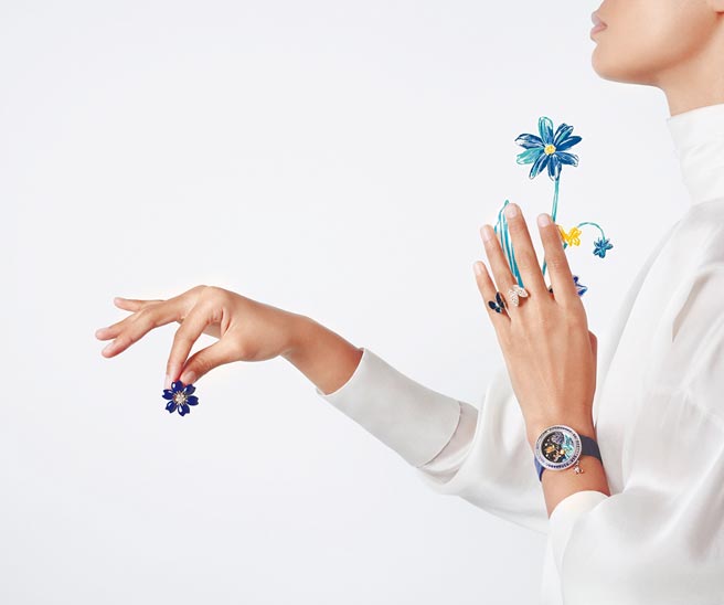 模特儿展示Charms Papillon Feerique珠宝表。（Van Cleef & Arpels提供）