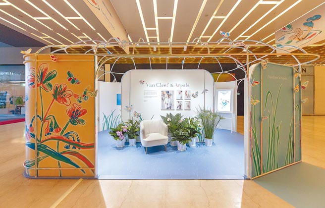 梵克雅宝在微风信义店打造春日诗意花园，融入艺术家Alexandre Benjamin Navet的画作，充满艺术气息。（Van Cleef & Arpels提供）