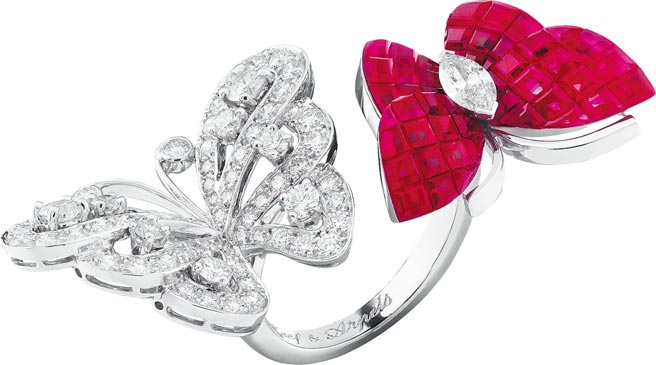 梵克雅宝Butterfly Signature系列Two Butterfly Between the Finger指间戒。（Van Cleef & Arpels提供）