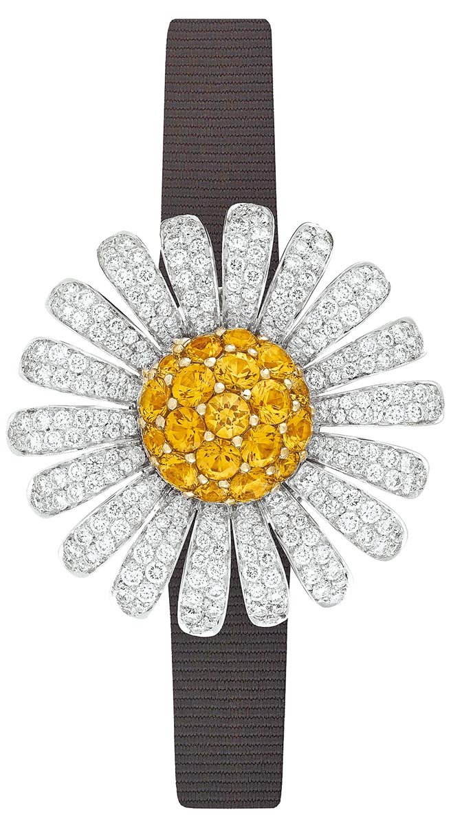 梵克雅宝Marguerite Secrete雏菊神秘珠宝表镶满了钻石与蓝宝石，490万元。（Van Cleef & Arpels提供）