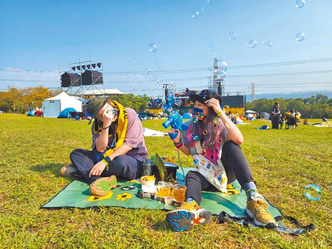 近年大型音乐节大都是在户外举行，轻便的装束，配上一个能放好证件跟现金的小包包就最刚好。（石欣蒨摄）