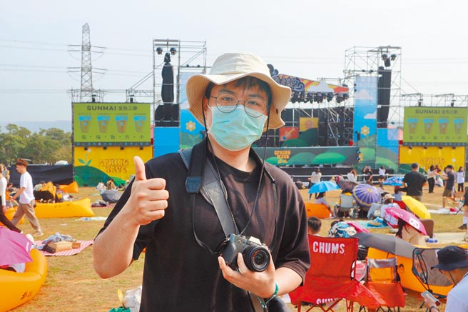 吴姓工程师认为相机是听团最重要的标配。（林欣仪摄）