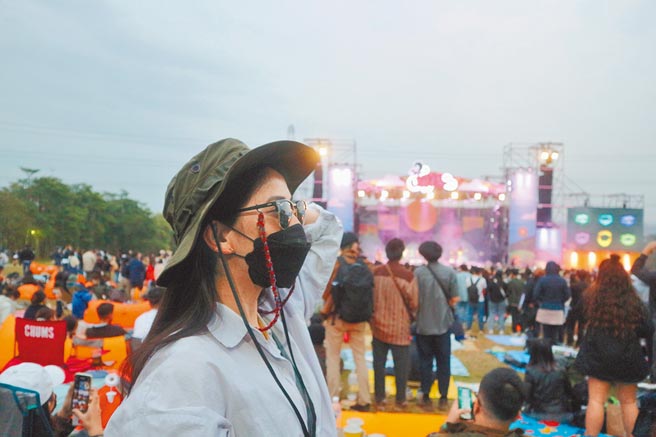 陈小姐听团必备「渔夫帽」。（林欣仪摄）