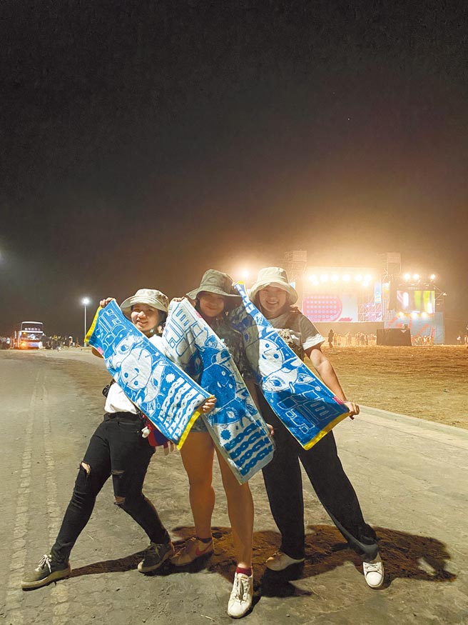 林小姐听团标配是「毛巾」，既可遮阳、擦汗、应援又可以当纪念品。（读者提供）