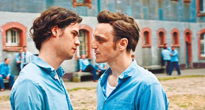 双影帝法兰兹罗戈斯基（右）和乔治佛瑞德区在《爱你让我自由》共谱 「触法」的男男恋 。（海鹏提供）