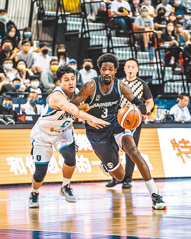 鋼鐵人洋將哈里斯（右）昨天首度上場，表現就很出色。（高雄鋼鐵人提供）