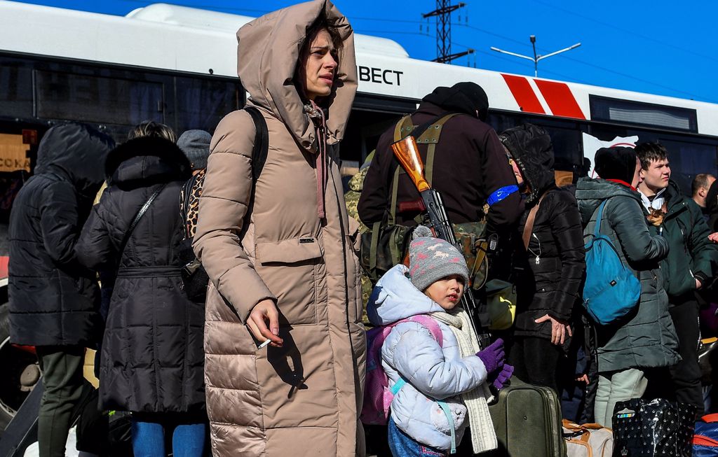 俄军持续攻击，马立波（Mariupol）居民19日纷纷逃离当地。（路透）(photo:ChinaTimes)