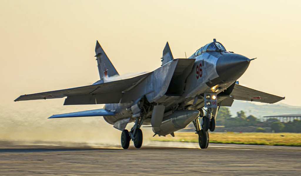 俄罗斯米格（MiG）-31战机搭载「匕首（Kinzhal）」高超音速空射弹道飞弹，从叙利亚赫梅明（Hemeimeem）空军基地起飞的资料照。 （美联社/俄罗斯国防部）