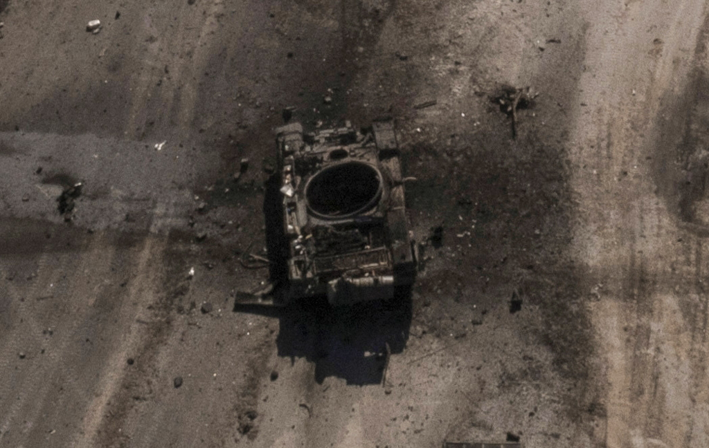 俄乌激战后，遭摧毁的俄军坦克3月10日被弃置乌克兰首都基辅北郊街头。（美联社）(photo:ChinaTimes)