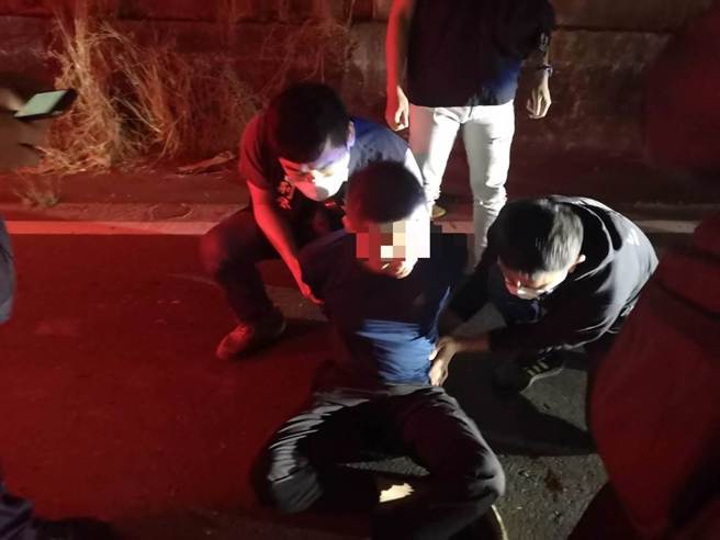 在火锅店嚣张开枪打伤人的许姓男子，在大寮区被警方漏夜缉捕到案。（翻摄照片／石秀华高雄传真）