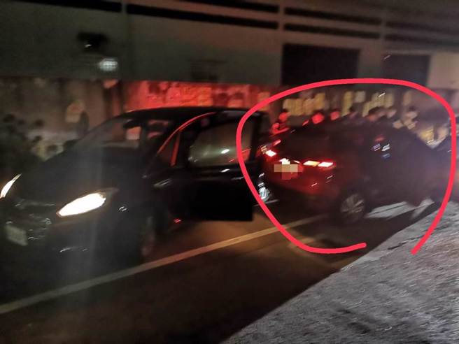 警方以侦防车包抄许男的座车（红圈处）。（翻摄照片／石秀华高雄传真）