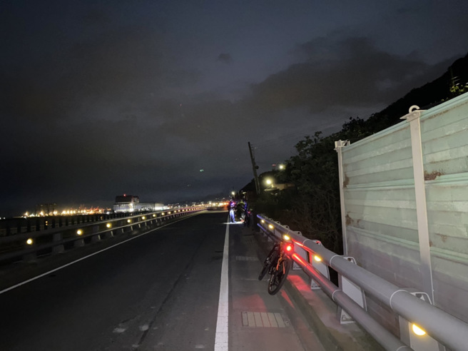 3名菲籍选手参加脚踏车赛，1名32岁菲籍男子，遭1台银色小客车撞飞后跌入附近草丛中。（高佩琦翻摄）