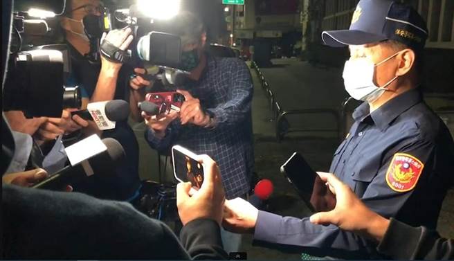 ，莊姓警官疑不滿被無理調動，自己拍攝影片揚言要關在槍械室，經大隊幹部安撫溝通，於凌晨離開槍械室，讓整建事情平安落幕。（保七總隊三大隊提供／張妍溱台中傳真）
