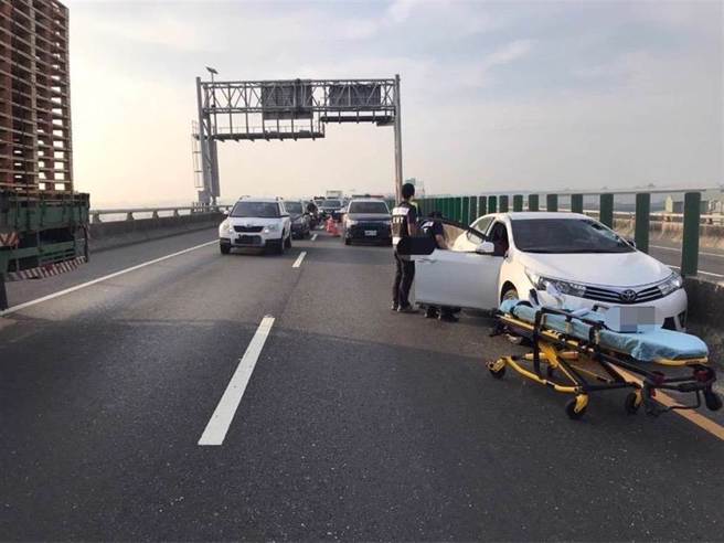 台88万丹段传惊悚车祸，驾驶遭铁片砸中当场死亡。（警方提供／资料照）
