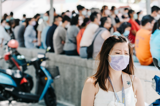 醫師提醒，就算口罩鬆綁，不代表可完全對疫情放心。（資料照）