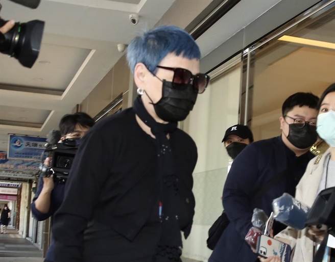 张小燕赴灵堂悼老友顾宝明。（陈俊吉摄）