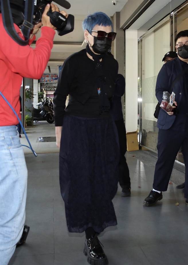 张小燕赴灵堂悼老友顾宝明。（陈俊吉摄）