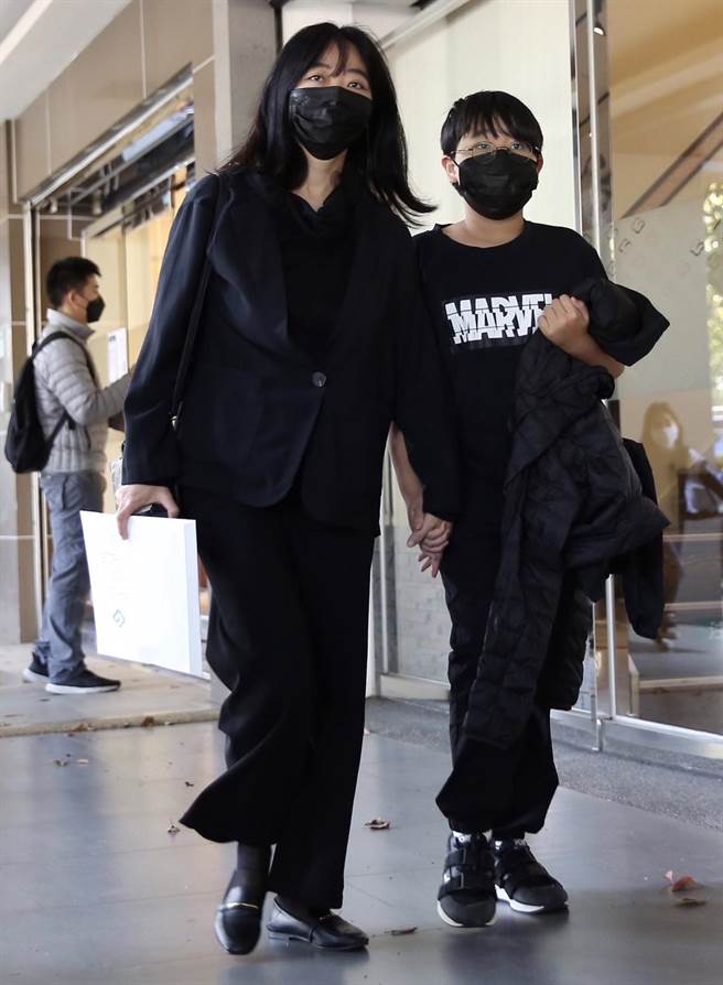 顾宝明女儿顾乃玠一早就抵达灵堂。（陈俊吉摄）