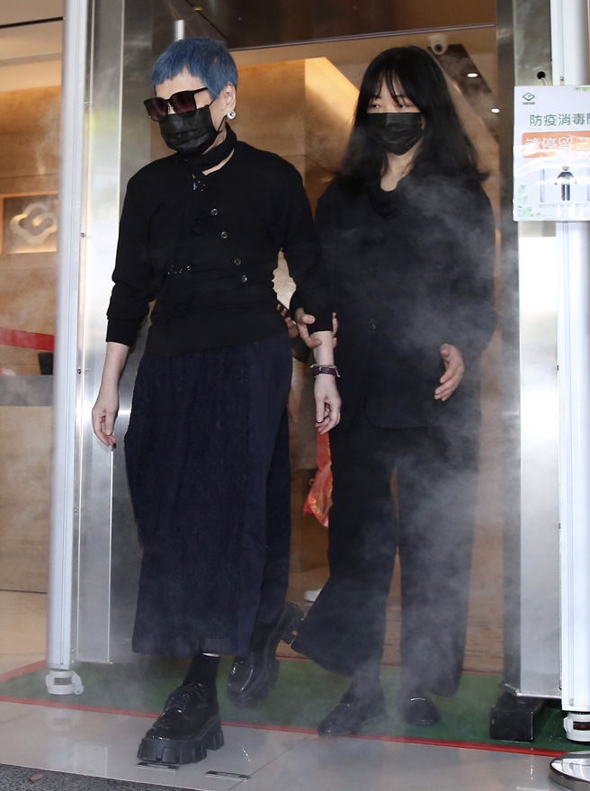 顾宝明女儿（右）亲送张小燕离开灵堂。（陈俊吉摄）