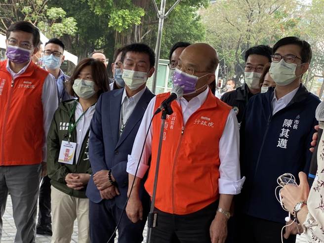 行政院长苏贞昌20日南下高雄视察捷运黄线，并宣布核定1442.37亿元综合规画报告。（石秀华摄）