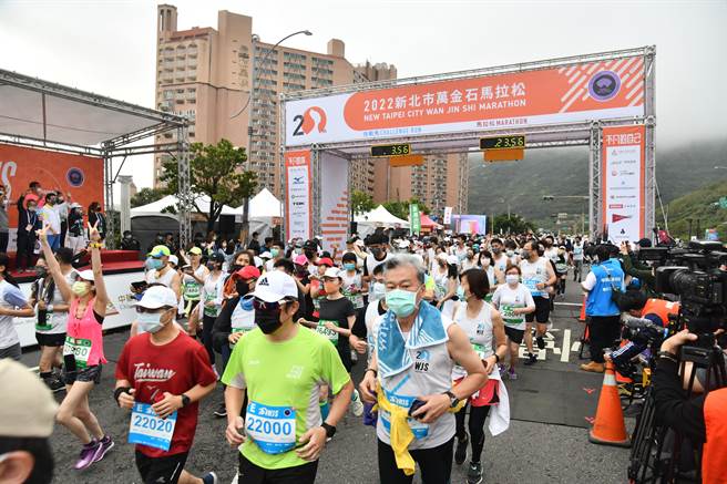 万金石马拉松 周庭印、李佳玫夺国内男女冠军。（叶德正摄）