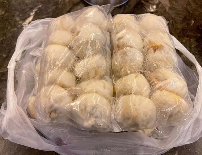 全國公務人員協會前理事長李來希買40顆公正包子回家，結果發現縮水又走味。(翻攝自 李來希臉書)