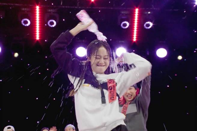 全昭旻祭出湿身秀大尬舞技。（中天综合台提供）