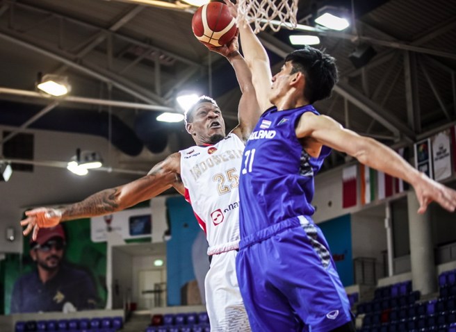 雷神(左)先前代表印尼国家队在亚洲杯资格赛上过场。(台南猎鹰提供)