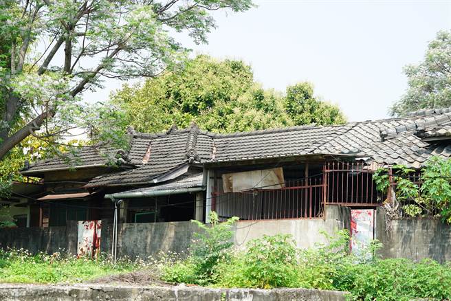 位在草屯鎮中正路上的「草鞋墩雅舍」，是日治時期所建，至今已有80多年歷史，過去也曾做為行政農委會林務局員工宿舍，南投縣政府近日依文資法公告其為歷史建築。（吳建輝攝）